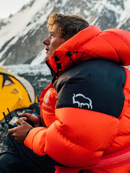 Bartek Bargiel steuert seine Drohne auf dem K2