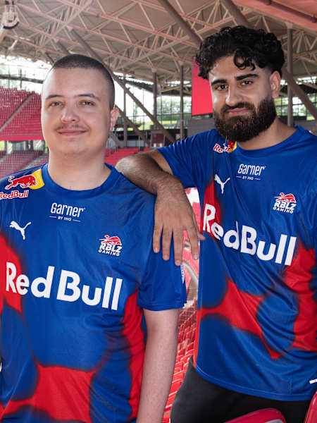 Alihan und Umut von RBLZ Gaming beim Fotoshoot in der Red Bull Arena.