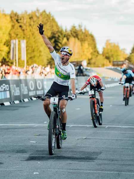 Henrique Avancini celebra sua primeira vitória numa etapa de XCO da Copa do Mundo de MTB em Nové Město na Morave, República Tcheca, no dia 4 de outubro de 2020.