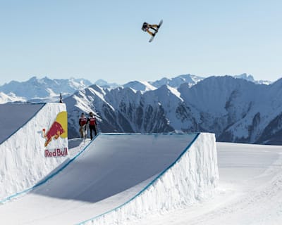 Anna Gasser i snowboard slopestyle-action ved Laax Open 2018.