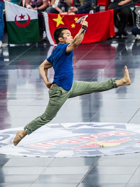 Suivez les conseils pour lancer un avion en papier du record du monde du championnat Paper Wings.