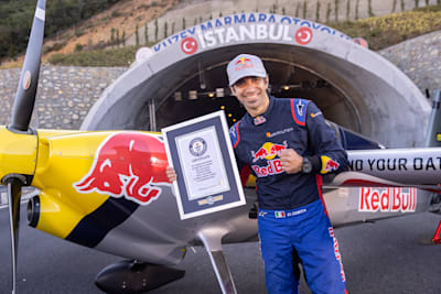 El piloto Dario Costa con su certificado de Guinness World Records