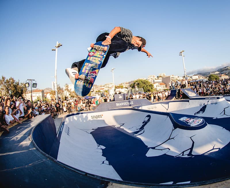 Үйдегі ит стиліндегі қыз