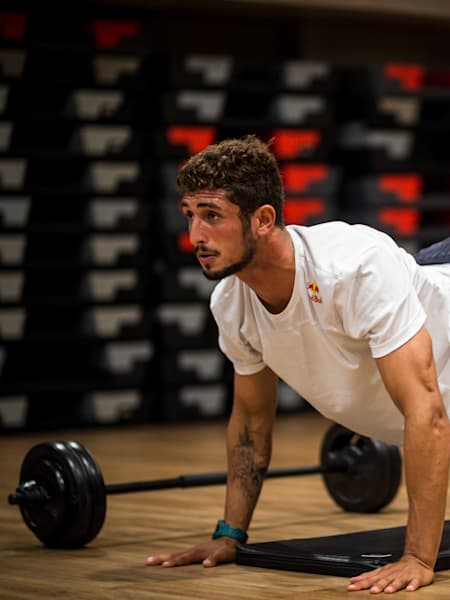 Le surfeur brésilien Lucas Chianca fait des exercices pour muscler son dos à Rio de Janeiro.