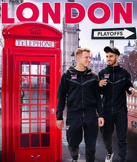 RBLZ_Gaucho10 und RBLZ_Umut stehen vor einer englischen Telefonzelle.