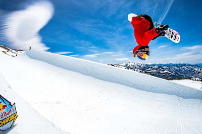 La snowboardeuse américaine Maddie Mastro s'envole en snowboard lors de l'événement Red Bull Recharged en mai 2019.