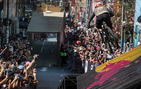 Un participante en acción durante el Red Bull Valparaíso Cerro Abajo en Chile, el 10 de febrero de 2019.