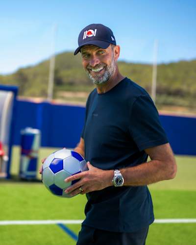 O diretor de futebol global da Red Bull, Jürgen Klopp, segura uma bola de futebol durante uma sessão de fotos a 23 de maio de 2026.