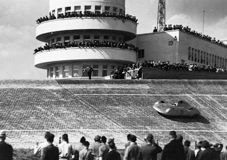 1937年：Auto Unionに乗りアヴスを疾走するベルント・ローゼマイヤー