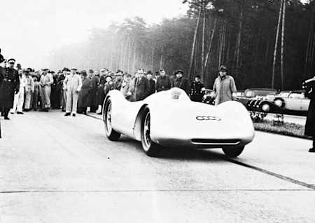 ローゼマイヤーはアウトバーンでの速度記録挑戦中に事故死した