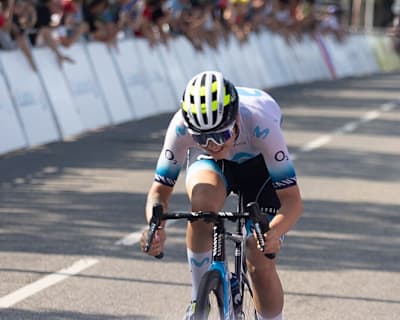 La cycliste Emma Norsgaard roule sur une route à Blagnac lors du Tour de France Femmes.