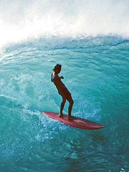 Gerry Lopes com sua famosa prancha Lightning Bolt