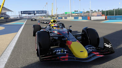Screenshot aus F1 22 zeigt den Boliden von Max Verstappen beim Grand Prix von Bahrain. In der neuen F1 22 Vorschau haben wir erstmals den F1 Life und Karrieremodus angespielt. 