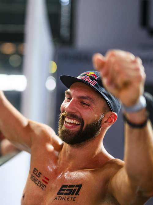Alexander Rončević feiert den Titel bei den HYROX Elite Doubles.