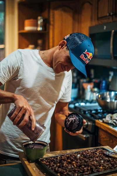 Braden Currie prepara un batido de proteínas antes del Ironman de Kona.