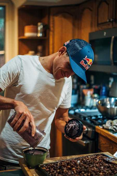 Braden Currie prepara un batido de proteínas antes del Ironman de Kona.