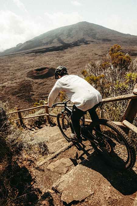 Gaëtan Vigé ride en VTT sur des escaliers à La Réunion.
