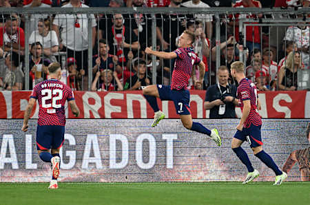 Dani Olmo célèbre un but lors d'un match du Red Bull Leipzig.