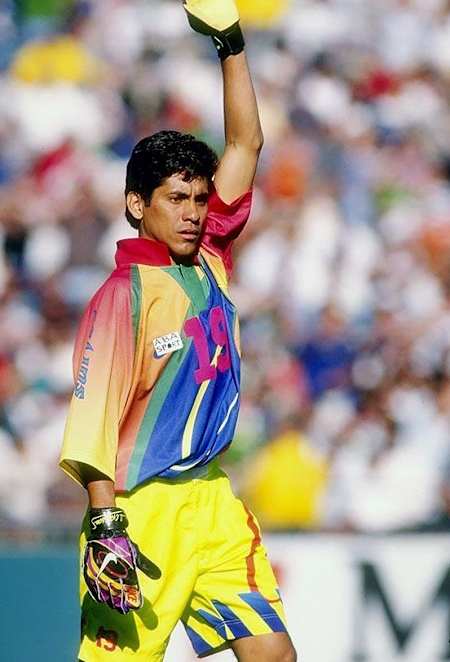 Jorge Campos jogou dois Mundiais pelo México com essa camisa extravagante