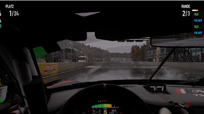 Captura de pantalla de Forza Motorsport muestra una carrera nocturna bajo la lluvia en un Porsche desde la perspectiva de la cabina.