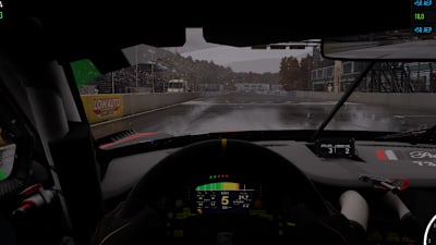 Captura de pantalla de Forza Motorsport muestra una carrera nocturna bajo la lluvia en un Porsche desde la perspectiva de la cabina.