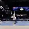 Aufgenommen in Wien 2024: Alexei Popyrin schlägt beim Red Bull BassLine-Tennisturnier inmitten einer ausgelassenen Atmosphäre kraftvoll auf
