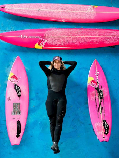 La surfeur pro et waterwoman Justine Dupont nous présente ses planches de surf à Nazaré.