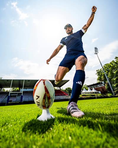 Le joueur de rugby Romain Ntamack en action lors d'un entraînement.