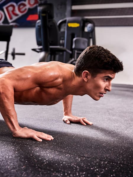 Marc Márquez robiący pompki