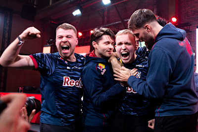Das Team von RBLZ Gaming jubelt beim Finale der VBL Club Championship.