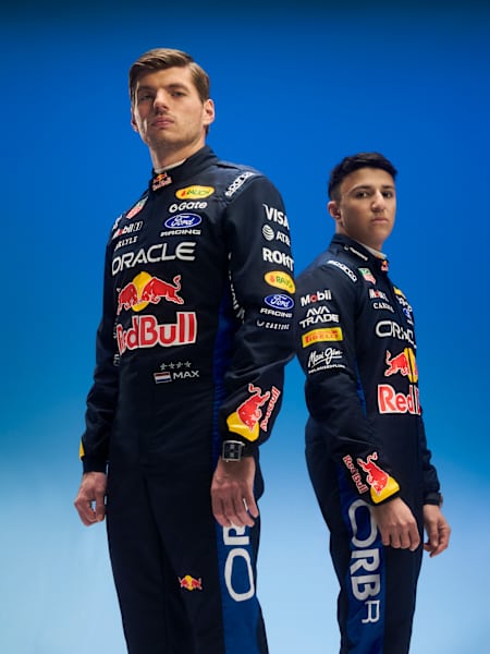 Max Verstappen a Isack Hadjar, jezdci F1 stáje Oracle Red Bull Racing, pózují se závodní kombinézou pro sezónu 2026.