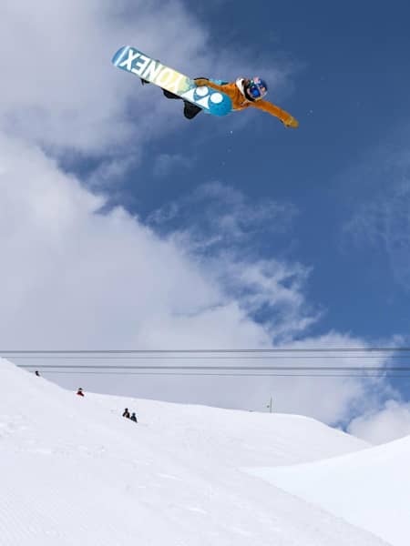 Queralt Castellet s'envole en snowboard sur le superpipe de Laax en Suisse.