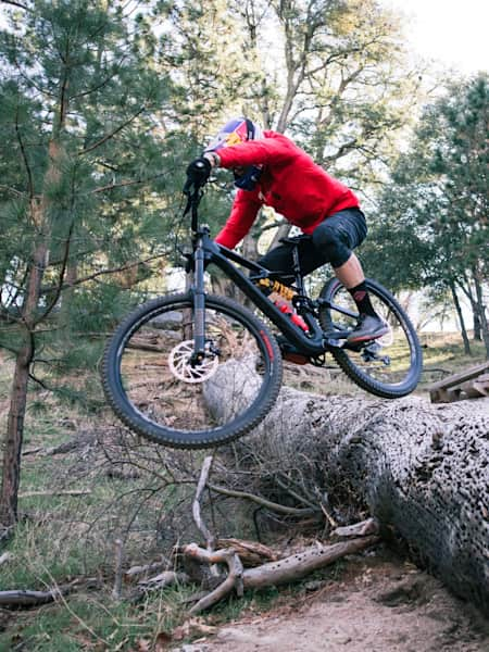 Le pilote de VTT Curtis Keene avale les obstacles en VTT sur un sentier.