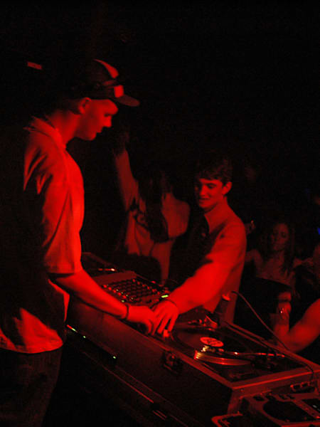 Skream ставит трек во время сета Loefah в DMZ в Лондоне, Май 2005