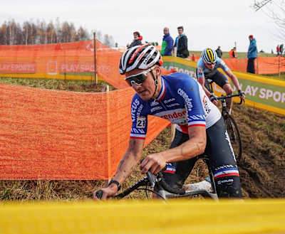 Le français Antoine Benoist ride dans la boue lors d'une événement de cyclo-cross.