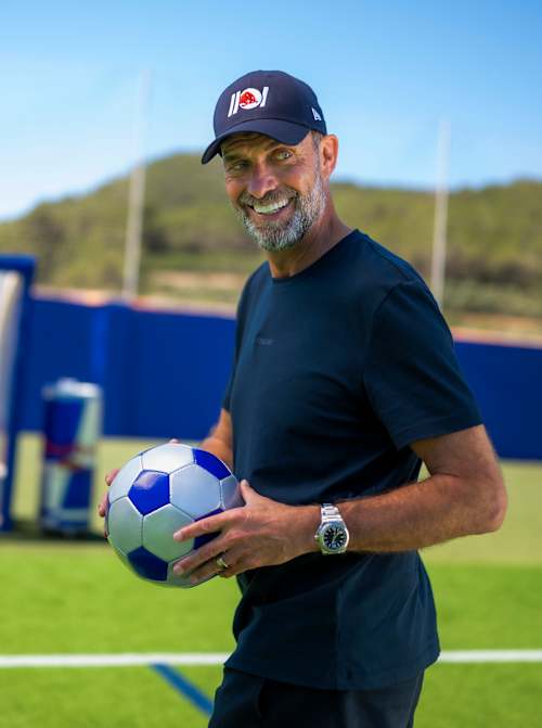 O diretor de futebol global da Red Bull, Jürgen Klopp, segura uma bola de futebol durante uma sessão de fotos a 23 de maio de 2026.