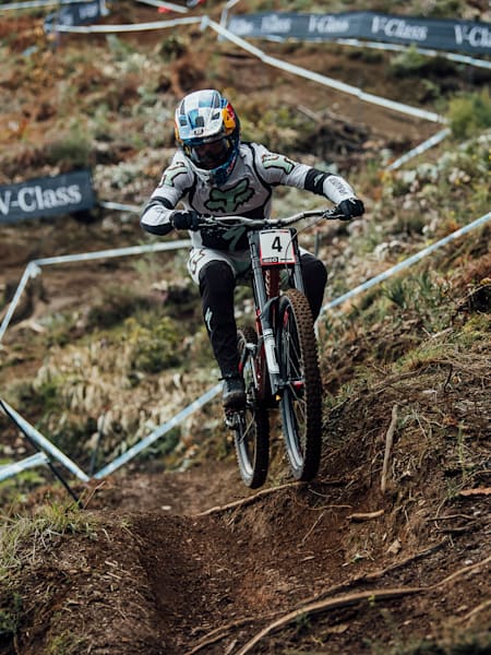 Le pilote français Loïc Bruni ride pendant la finale de la Coupe du monde UCI de VTT descente à Lousã au Portugal.