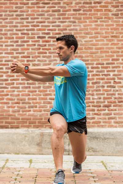 Rotación de cadera en posición de zancada (paso 2)