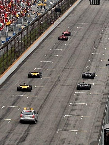 Retour sur le Grand Prix de Formule 1 des États-Unis en 2005 où 6 voitures ont pris le départ.