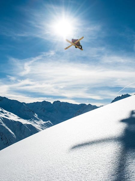 Le freeskieur freestyle Paddy Graham s'envole en ski freestyle à Davos, en Suisse