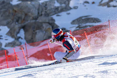 Marcel Hirscher descend la piste de l'épreuve de slalom géant de la 1ère manche de la Coupe du monde de ski alpin FIS 2024 sur le glacier de Rettenbachferner à Sölden, en Autriche.