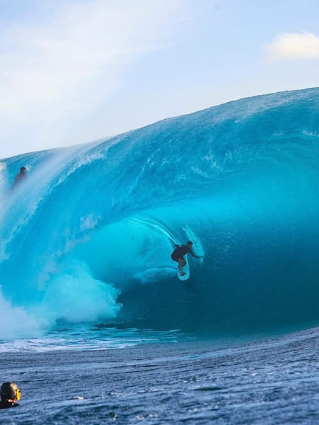 Surf à Teahupoo, Tahiti en octobre 2018 : Le surfeur Kerby Brown tient tête au tube.