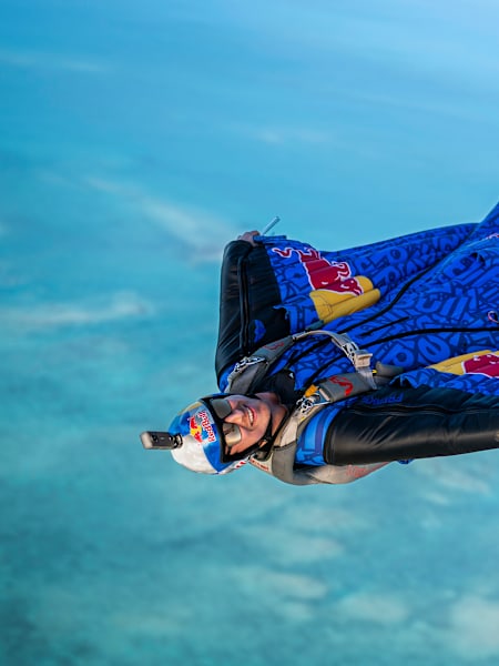 Dani Román zeigt beim Red Bull Aerial Performance Camp einen atemberaubenden Wingsuit-Flug.