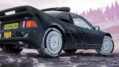 Screenshot aus Forza Horizon 4 zeigt den Hoonigan Ford RS200 Evolution. Auch in Forza Horizon 5 zählt das Rallye-Urgestein zu den besten Autos. 