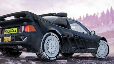 Una captura de pantalla de Forza Horizon 4 que muestra el Hoonigan Ford RS200 Evolution. El veterano del rally es también uno de los mejores coches de Forza Horizon 5. 