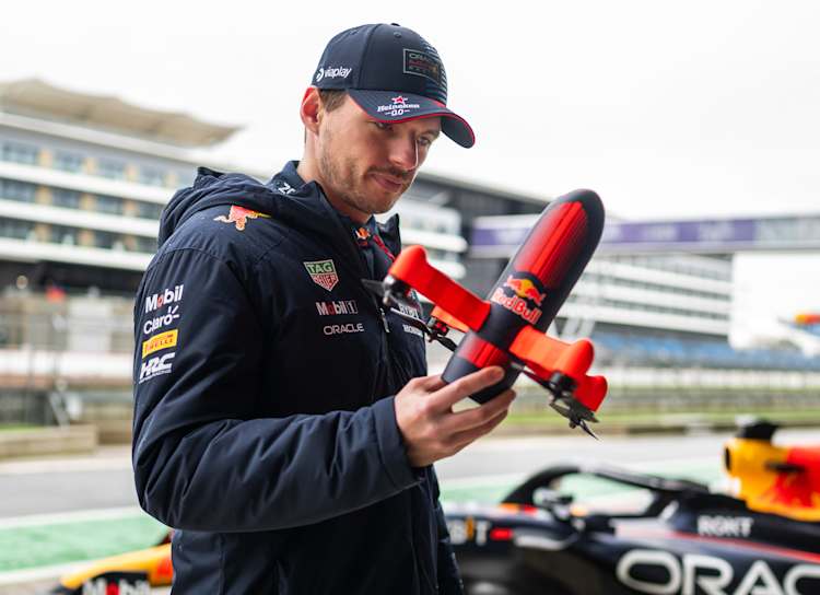 マックス・フェルスタッペンが2026シーズン用ヘルメットを公開！ | F1