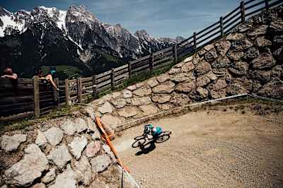Un rider durante la final de la tercera ronda de la UCI DH MTB World Cup 2019 en Leogang, Austria, el 9 de junio de 2019.