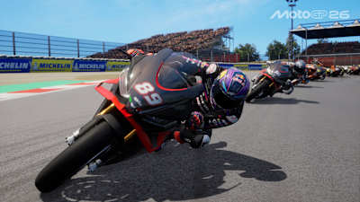Screenshot aus MotoGP 26 zeigt ein Rennen im Race Off-Modus mit Serienbikes auf dem Circuit de Catalunya. 