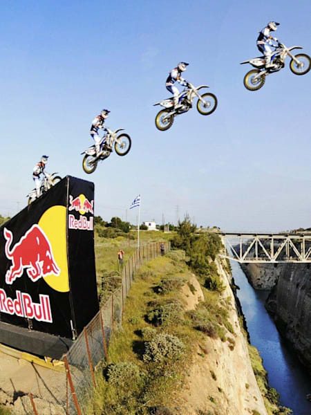 Robbie Maddison traverse le Canal de Corinthe