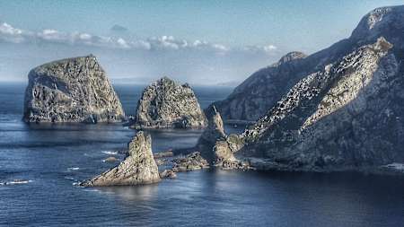 Des stacks entourent l'île Tomore en Irlande